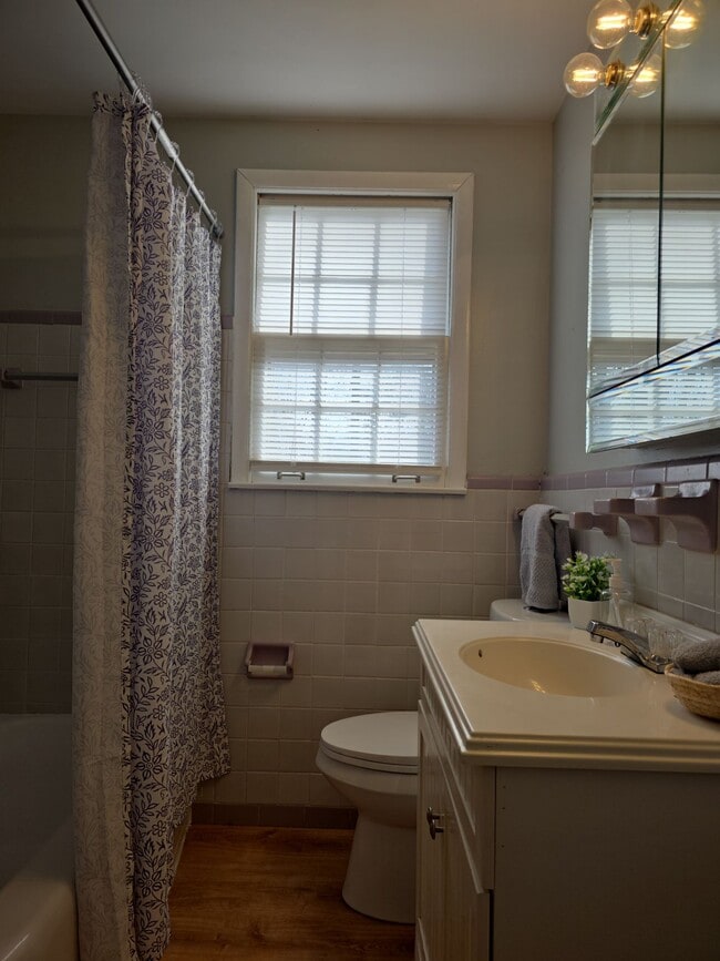 Building Photo - 4411 NW Kenwood Dr