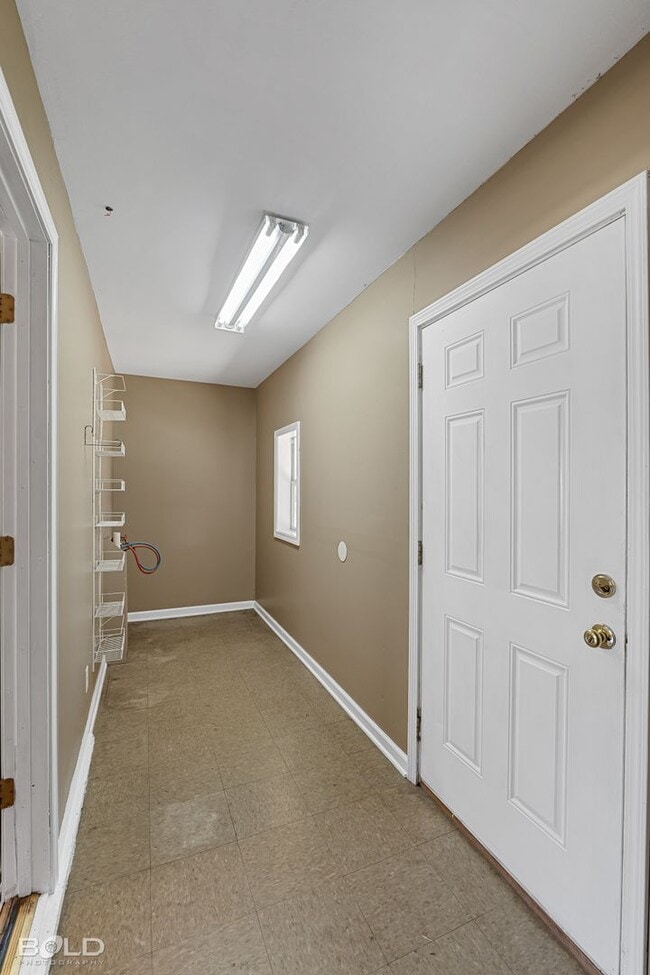 Building Photo - 3 bedroom 1 bath Southern Charm