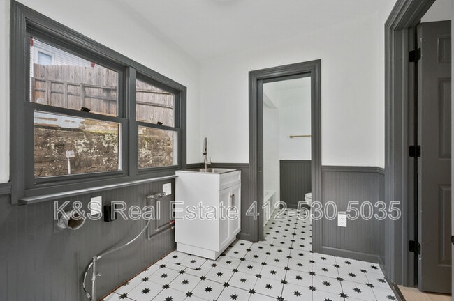 Building Photo - 2104 Straubs Ln