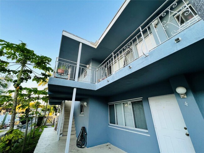 Building Photo - 2033 Calais Dr