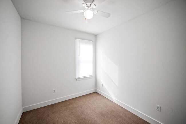 Building Photo - 635 E Azalea Ave