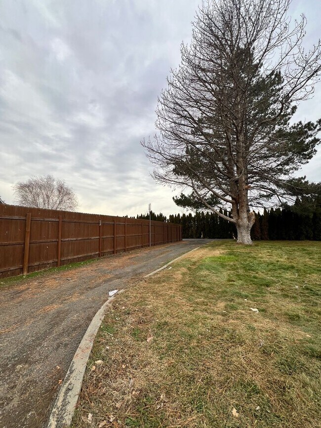 Building Photo - Country Living Close to Town!