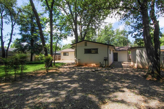 Building Photo - Spacious Home Near Mistletoe Elementary Sc...