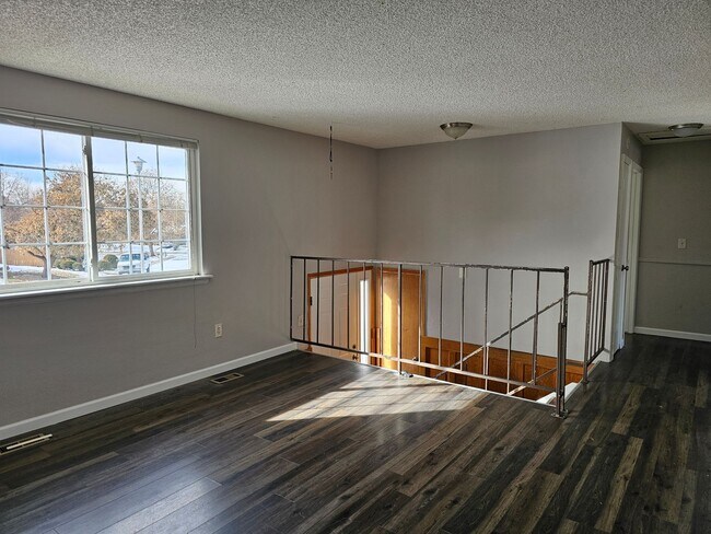 Building Photo - 4 Bedroom Bi Level with Large Yard and 2 Car Garage