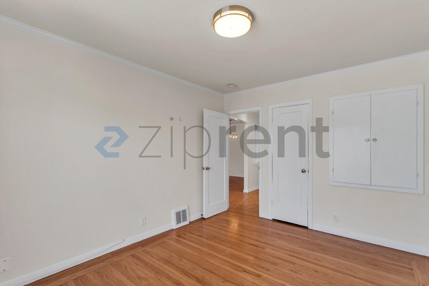 Building Photo - Unit