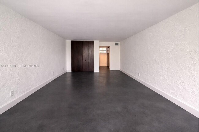 Building Photo - 1660 NE 135th St