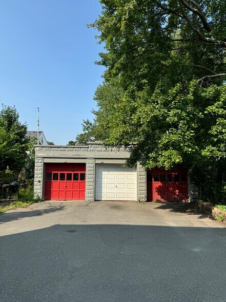 Building Photo - 1062 Saratoga St