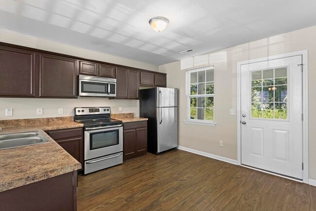 Building Photo - Minutes to OAJ Airport! Newly Remodeled To...