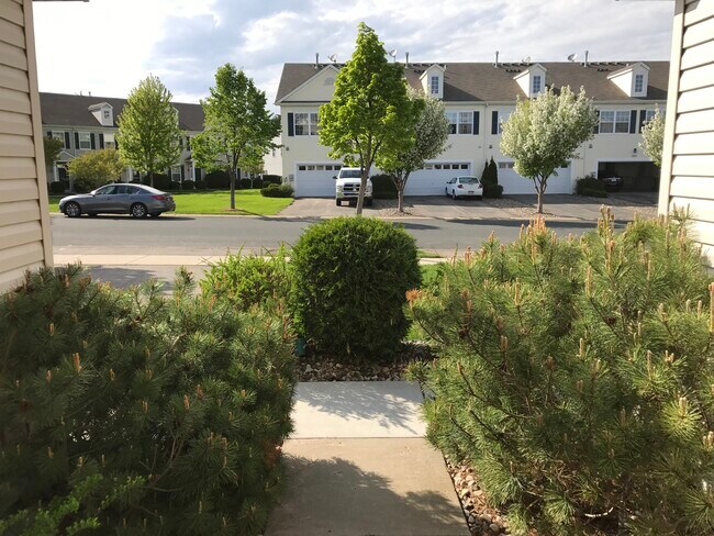 4 - 676 Cobblestone Way