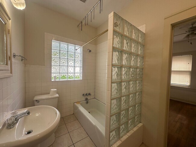 Building Photo - 707 Graham Pl