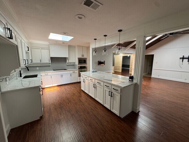 Building Photo - Gorgeous 3/3/2 Home on Spacious Corner Lot...