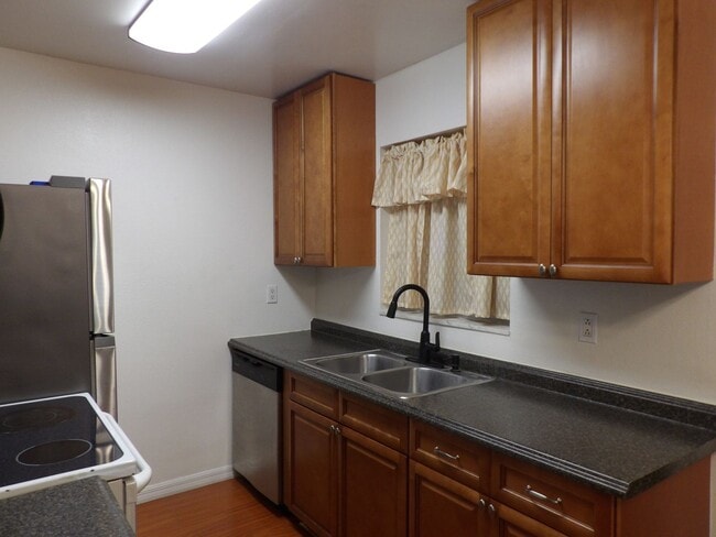 Building Photo - Cute 2 Bedroom 1 Bath with huge Screen Porch * Call Sheila M at 386-804-6675