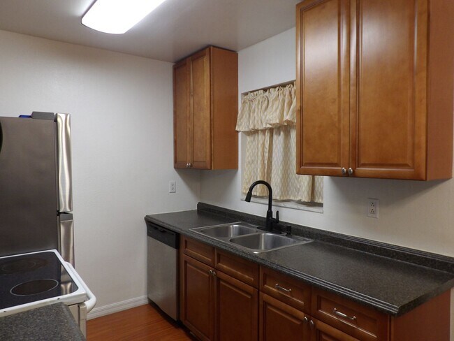 Building Photo - Cute 2 Bedroom 1 Bath with huge Screen Porch