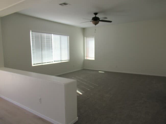 Building Photo - 4 Bedroom / 3.5 Bath Chandler Home in Gated Lake Community!