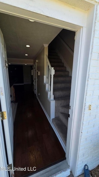 Building Photo - 933 Glastonbury Cir