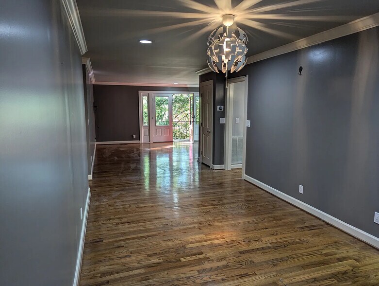 Building Photo - 505 Winding Way
