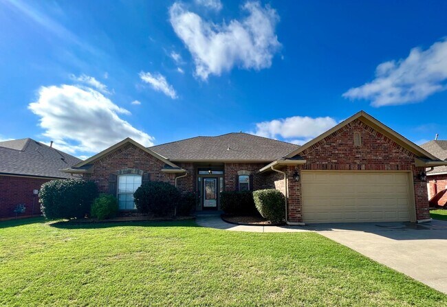 Building Photo - Beautiful Home in Southeast Moore with Storm Shelter!
