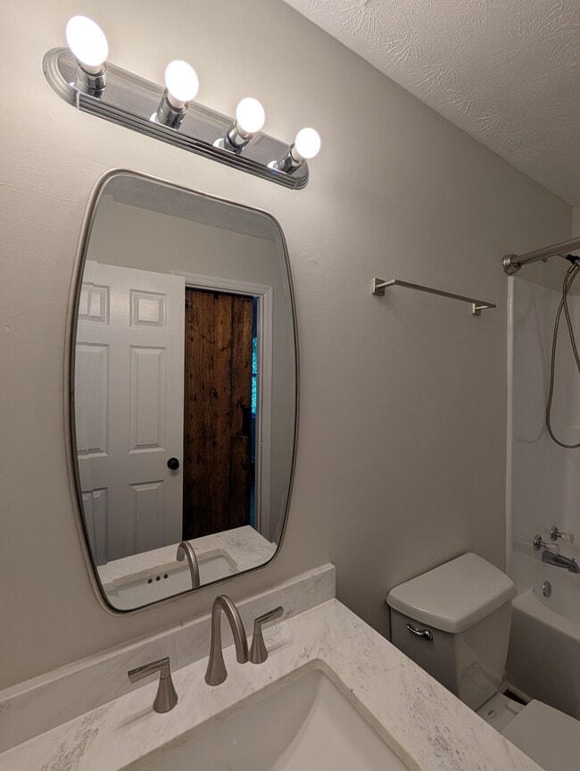 Upstairs Bathroom - 3221 Hunters Point Dr