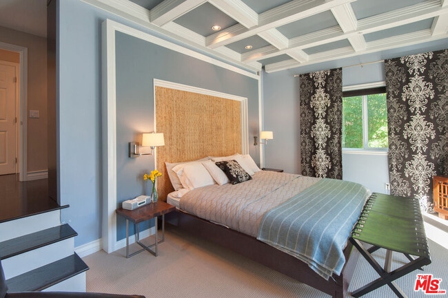 Building Photo - 7120 Pacific View Dr