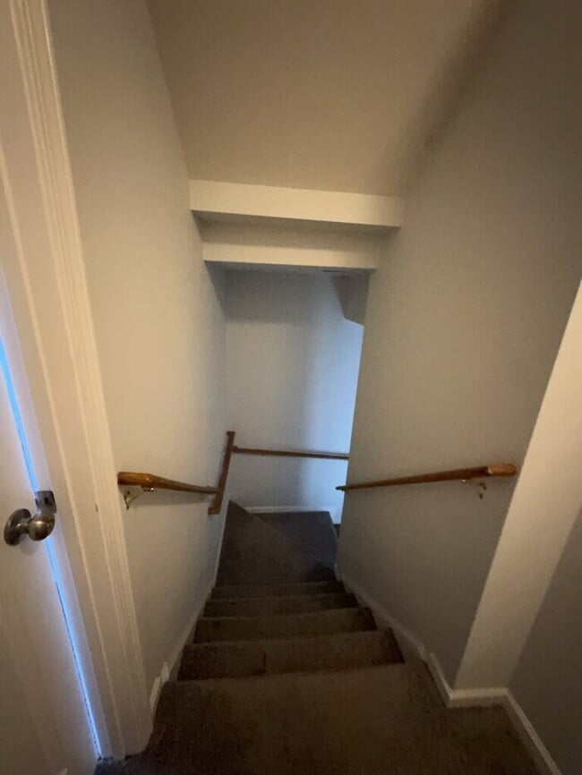 Building Photo - "Charming 1-Bedroom Townhouse Retreat on Campus Drive!"