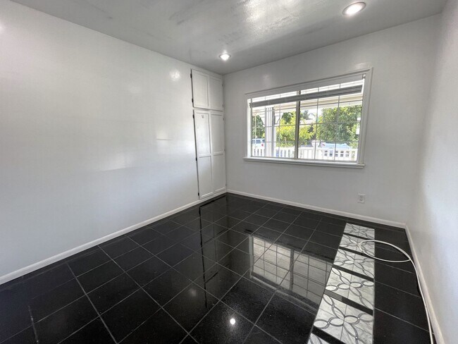 Building Photo - 8824 Tyrone Ave