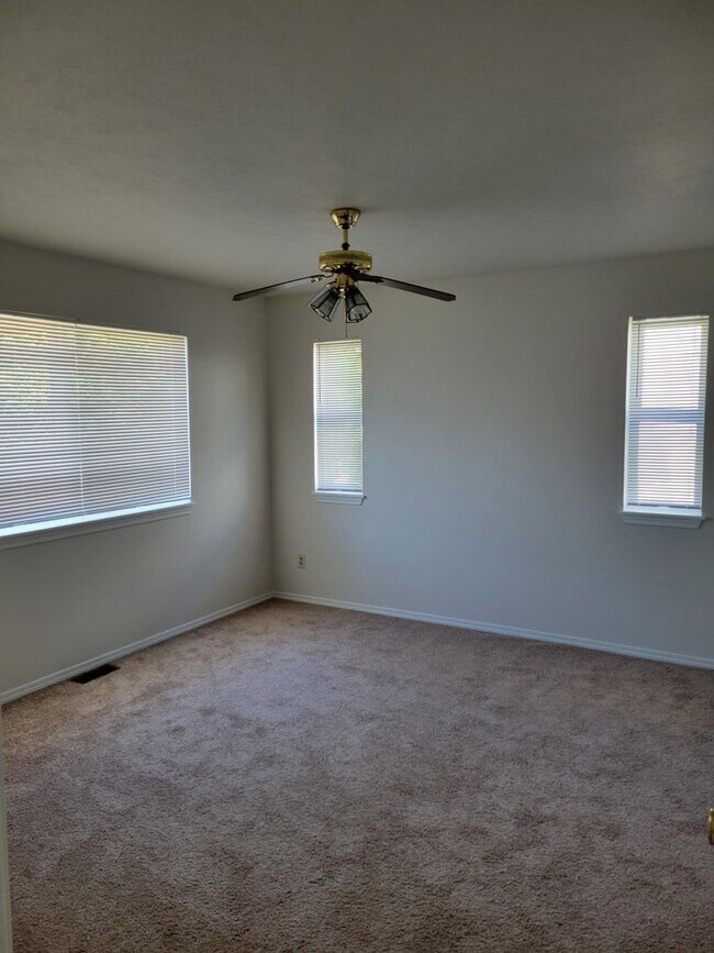 Building Photo - Newly remodeled 2 Bed, 2 Bath Duplex with ...