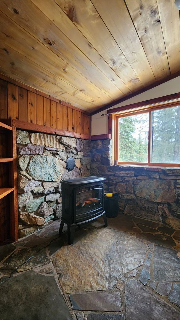 Building Photo - Beautiful Log Cabin in Condon