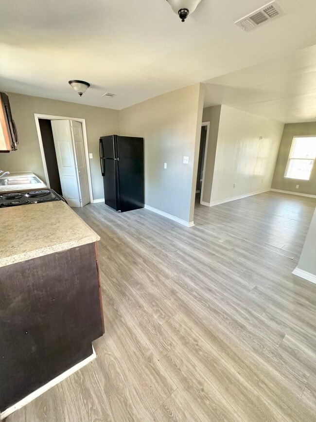 Building Photo - AVAILABLE NOW !