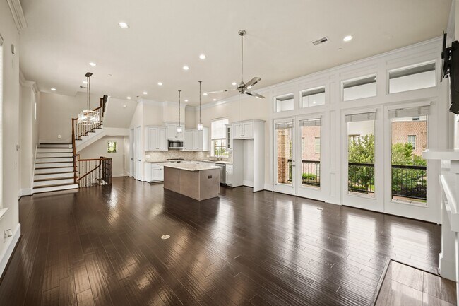 Building Photo - 2003 Covent Garden Station