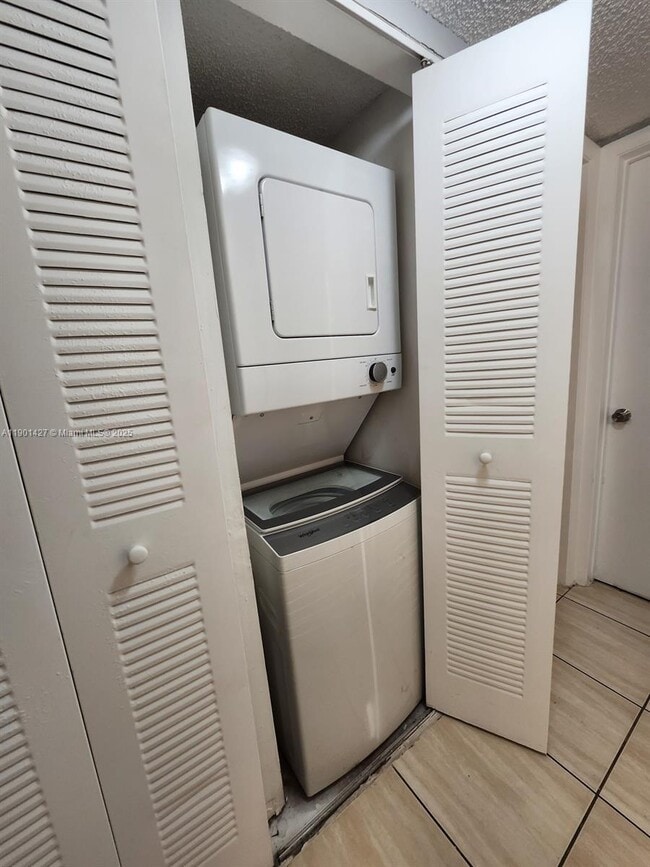 Building Photo - 212 Lake Pointe Dr