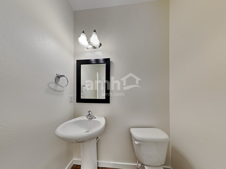 Building Photo - 1013 NE 11th Way