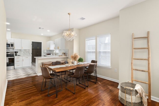 Building Photo - 102 E Val Verde St