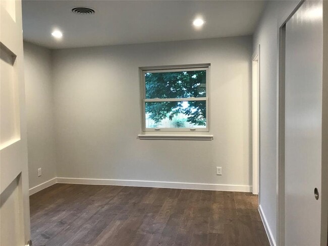 Building Photo - 5800 N Hampton Dr