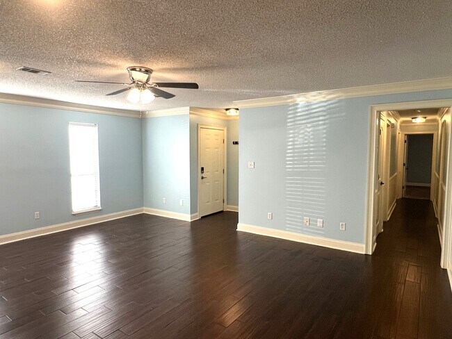 Building Photo - Great Home in Dove Cove Subdivision