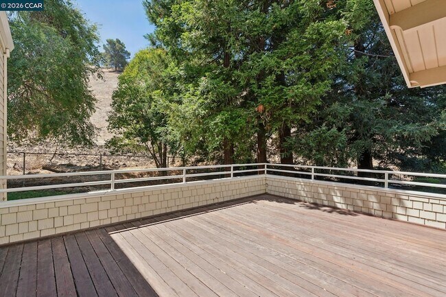 Building Photo - 660 La Casa Via