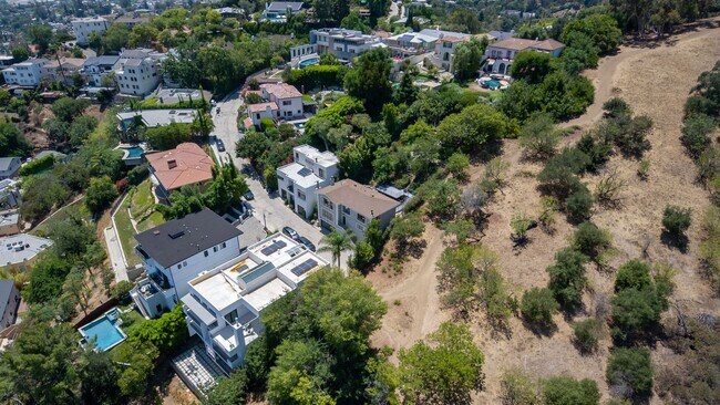 Building Photo - COMING SOON 4-bedroom, 4 bath unit in the desirable Los Feliz