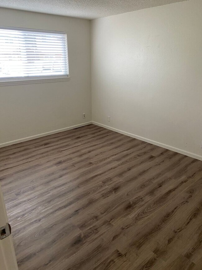Building Photo - (905) Draper Arms Apartments - 2 Bedroom / 1 Bathroom (UPDATED)