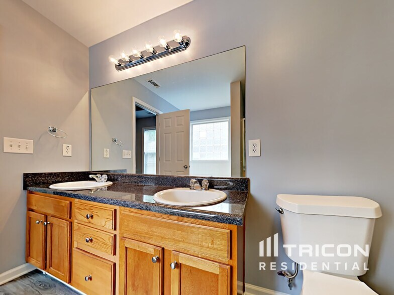 Building Photo - 640 Fairgreen Trail