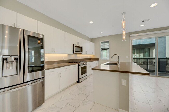 Building Photo - Gorgeous highly upgraded townhouse!