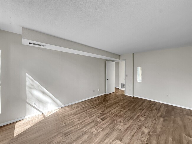 Building Photo - 32 Shrewsbury Green Dr