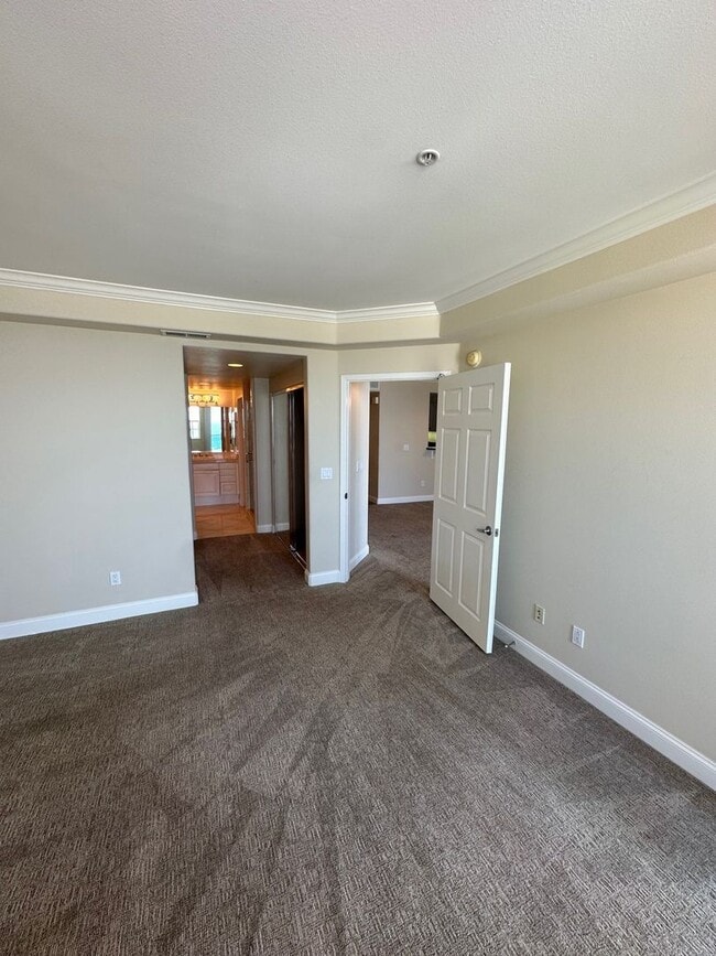 Building Photo - Beachfront Oasis - 3 bed 2 bath in Alamitos Beach with Parking