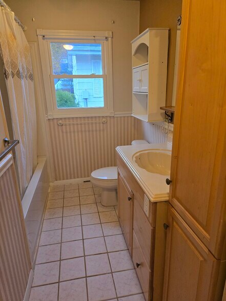 bathroom - 8570 Country Club Dr