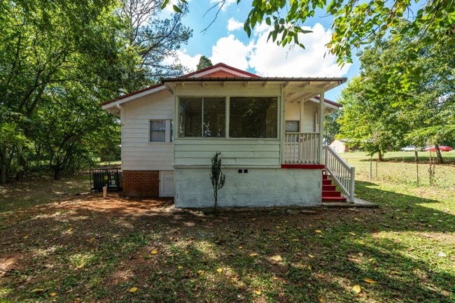Building Photo - Fall in Love with This Hidden Gem Off Eastern Valley Road!