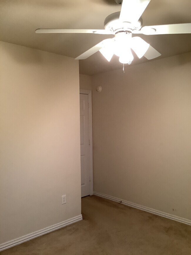 Guest bedroom (west) - 431 Firewood Dr