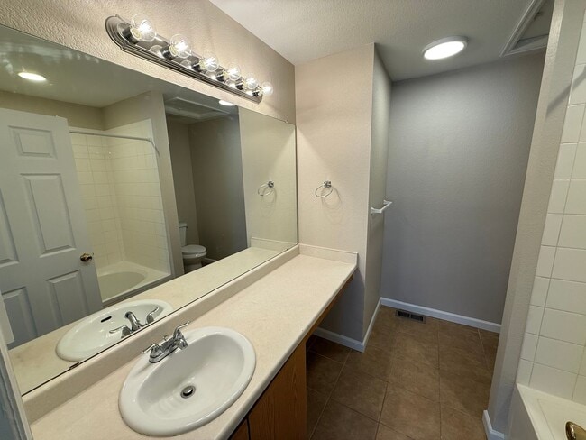 Building Photo - Spacious 4-bed, 3-bath home on a quiet cul-de-sac — no lawn maintenance required.