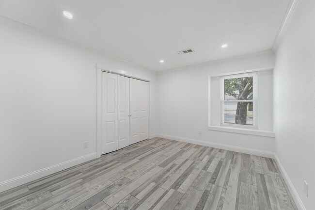 Building Photo - 16906 Rolling Acres Dr