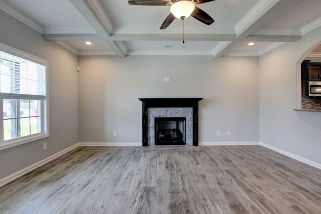 Building Photo - Sharp 4 bedroom HUGE house off exit 1 of I 24