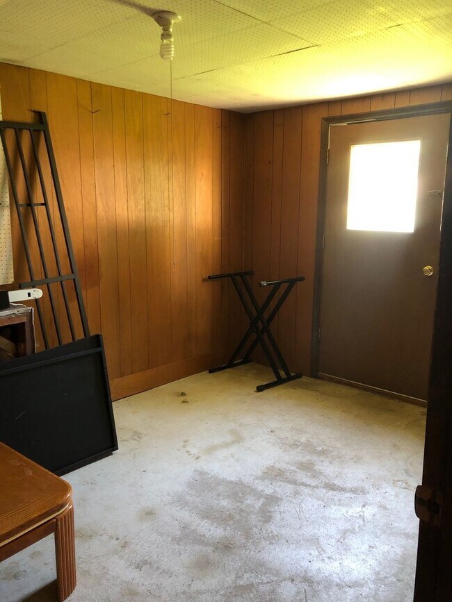 Building Photo - Large 4 bedroom 2 bath home right off of West Center