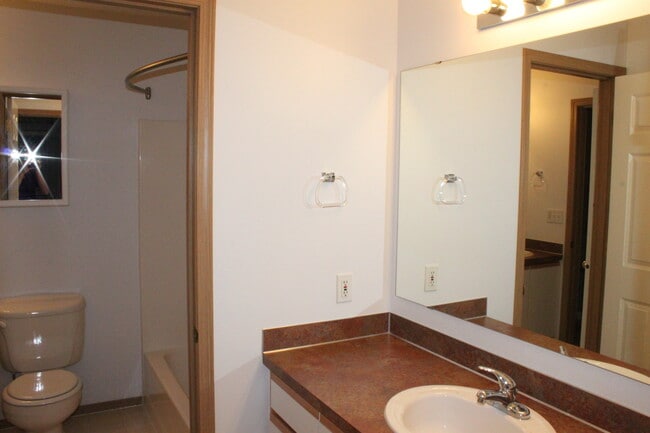 Building Photo - 2 Bed 1.5 Bath - Gas Heat - Garage - Yard Maintenance - Pet Friendly