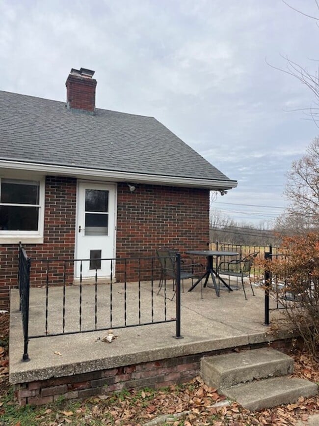 Building Photo - 3 bedroom, 1.5 bath Home: A MUST SEE! ONE MTH FREE OF YOUR CHOICE WITH A 12 MONTH LEASE!